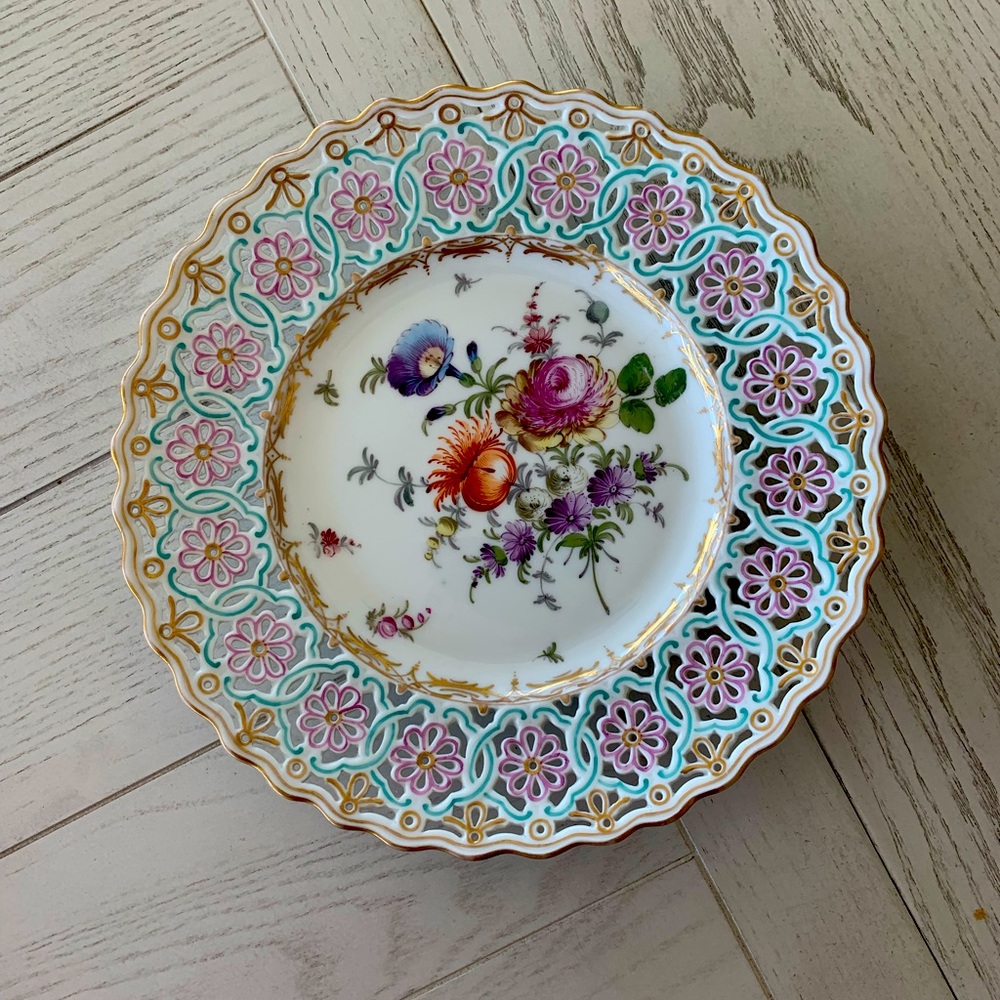 Beautiful antique Meissen handpainted 9” dessert plate